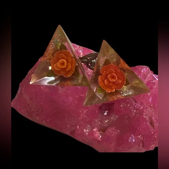 🪷 Vintage Lucite Flower Screw Back Earrings #6208 - Picture 2 of 6